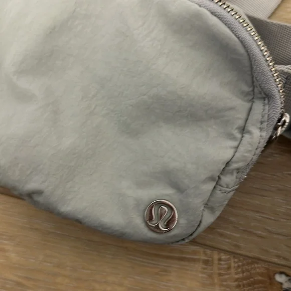 lululemon athletica Lululemon Everywhere Bag Silver Drop - Picture 10 of 10